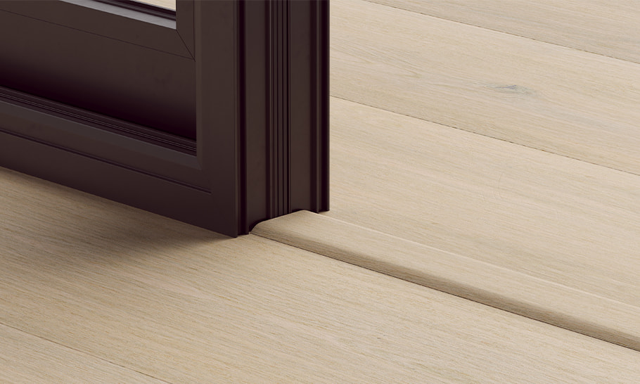 close-up van uitzettingsprofiel van Pergo op een houten vloer